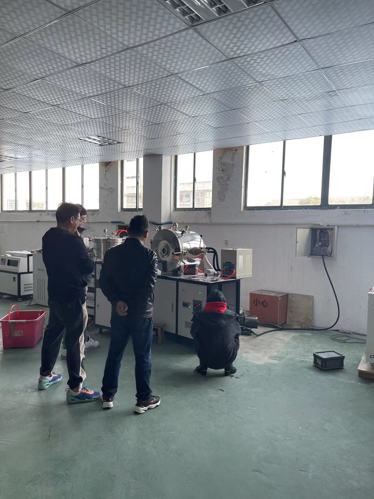 南京玻纤院来公司做真空熔炼炉实验